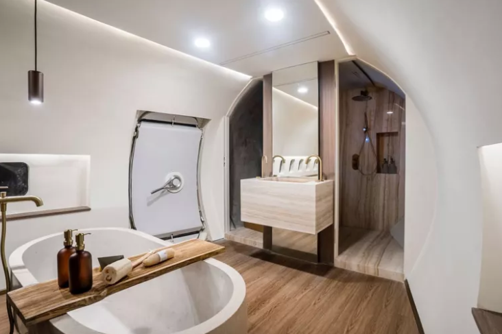 Літак переобладнали в розкішну віллу на вершині скелі. Дивіться, як виглядає незвичне житло